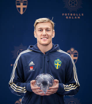 Sveriges Emil Forsberg poserar med sitt pris för Årets