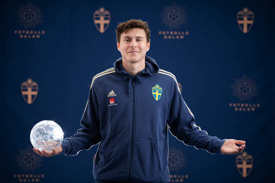 Sveriges Victor Nilsson Lindelöf poserar med sitt pris