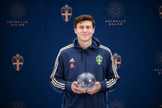 Sveriges Victor Nilsson Lindelöf poserar med sitt pris