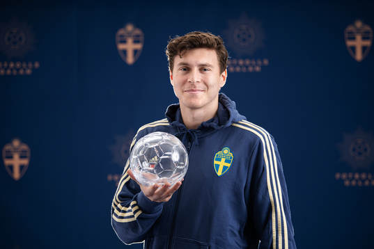 Sveriges Victor Nilsson Lindelöf poserar med sitt pris