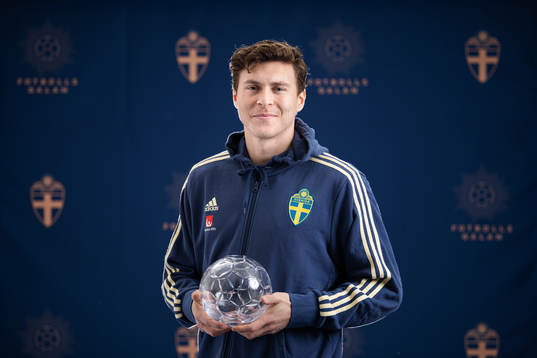 Sveriges Victor Nilsson Lindelöf poserar med sitt pris