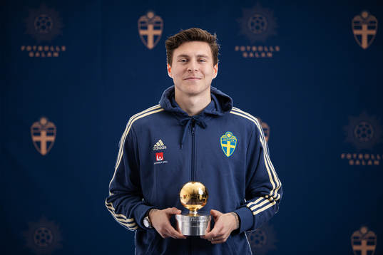 Sveriges Victor Nilsson Lindelöf poserar med Guldbollen