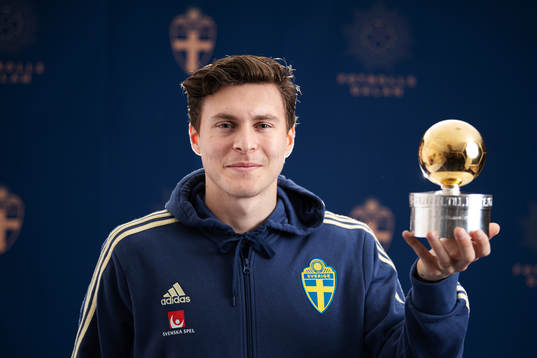Sveriges Victor Nilsson Lindelöf poserar med Guldbollen