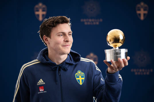 Sveriges Victor Nilsson Lindelöf poserar med Guldbollen