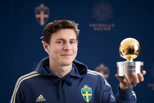 Sveriges Victor Nilsson Lindelöf poserar med Guldbollen