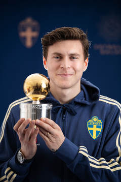Sveriges Victor Nilsson Lindelöf poserar med Guldbollen