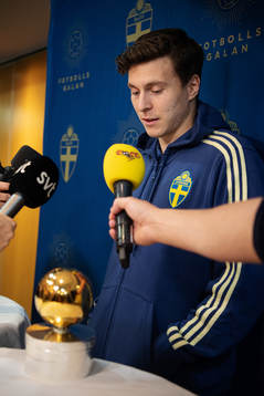 Sveriges Victor Nilsson Lindelöf blir intervjuad av media