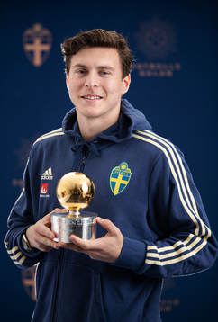 Sveriges Victor Nilsson Lindelöf poserar med Guldbollen