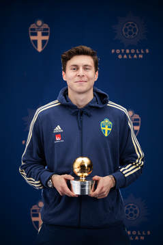 Sveriges Victor Nilsson Lindelöf poserar med Guldbollen