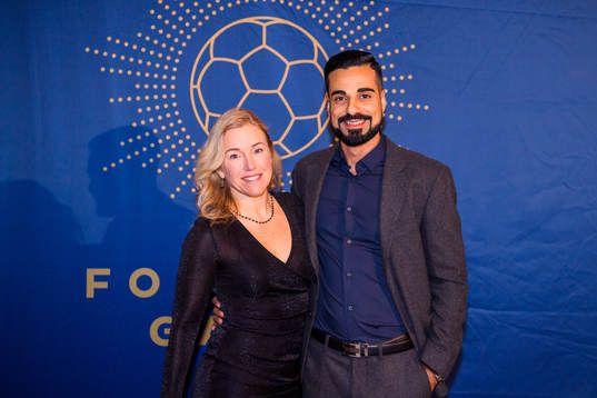 Domare Sara Persson och  Mohammed Al-Hakim med sällskap
