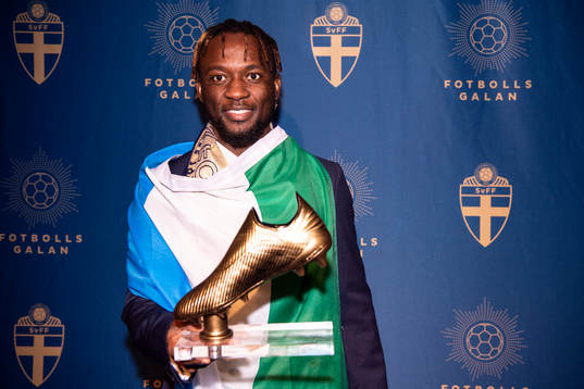 Mohamed Buya Turay poserar med priset för årets