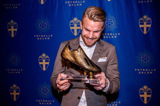 Degerfors Erik Björndahl poserar med priset för årets