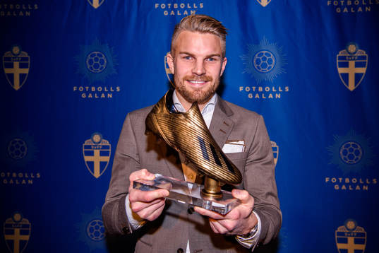 Degerfors Erik Björndahl poserar med priset för årets