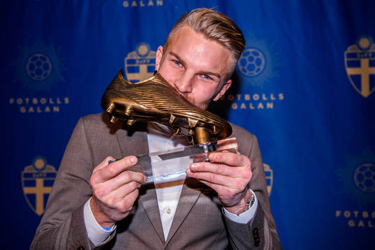 Degerfors Erik Björndahl poserar med priset för årets