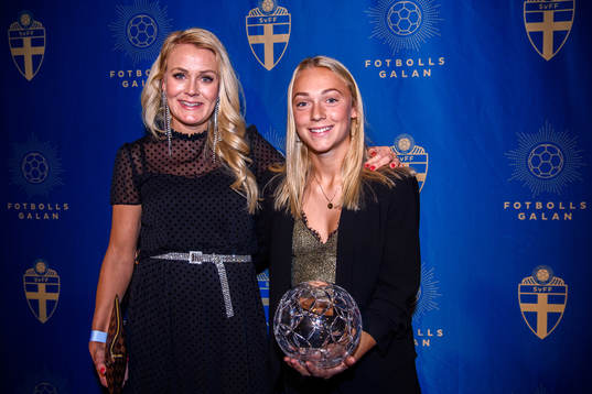 Josefin Öqvist och Hanna Bennison poserar med priset för