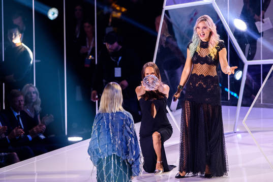 Bianca Kronlöf och Linnéa Claeson delar ut priset Årets