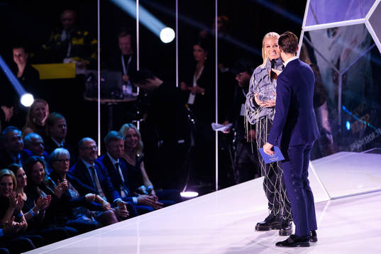 Caroline Seger tar emot priset Årets Mittfältare