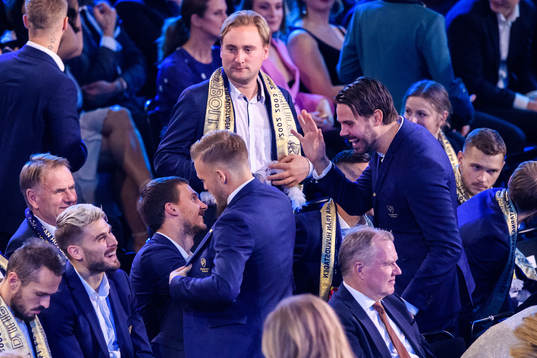 Djurgårdens Tommi Vaiho hälsar på Erik Berg