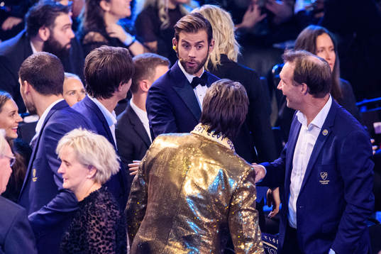 Programledare Pär Lernström pratar med Djurgårdens