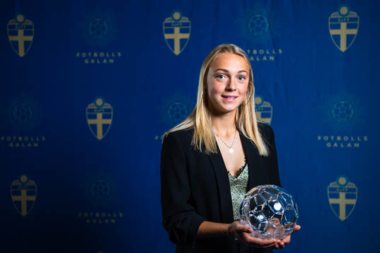 FC Rosengårds Hanna Bennison med priset för Årets