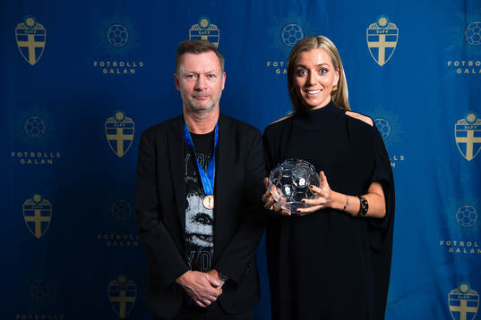 Prisutdelare Peter Gerhardsson med Linda Sembrant