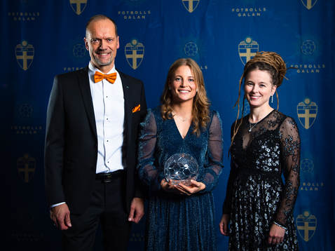 Prisutdelare Joakim Henriksson, VD OBOS, och Amanda Lind,