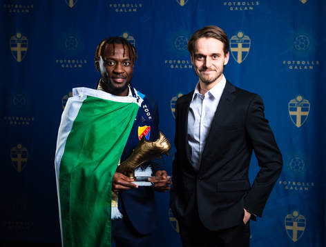 Prisutdelare Jesper Karlsson med Djurgårdens Mohamed Buya