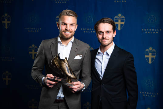 Prisutdelare Jesper Karlsson med Degerfors Erim Björndahl