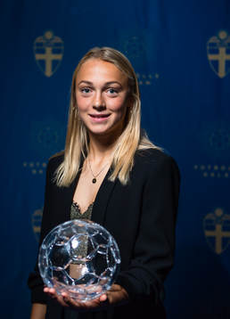 FC Rosengårds Hanna Bennison med priset för Årets