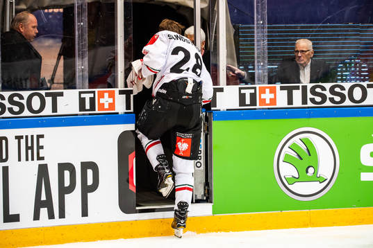 Johan Sundström of Frölunda leaves the ice