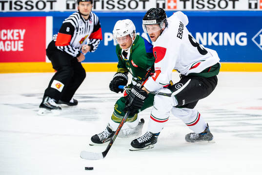 Marcus Nilsson of Färjestad and Viktor Ekbom of Frölunda