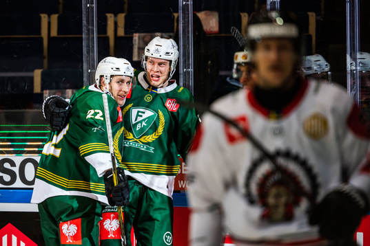Per Åslund and Victor Ejdsell of Färjestad celebrate