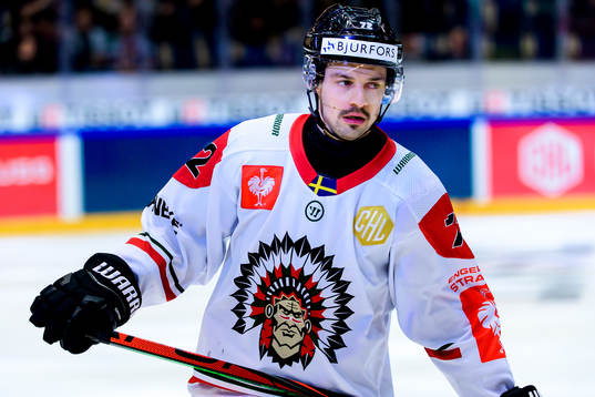 Patrik Carlsson of Frölunda looks dejected