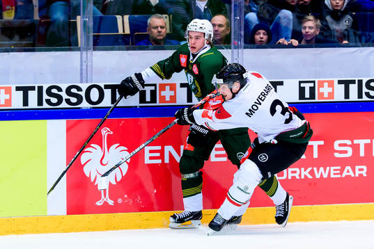 Oscar Lawner of Färjestad and Jacob Moverare of Frölunda