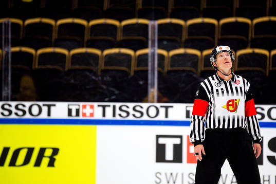 Referee Tobias Björk