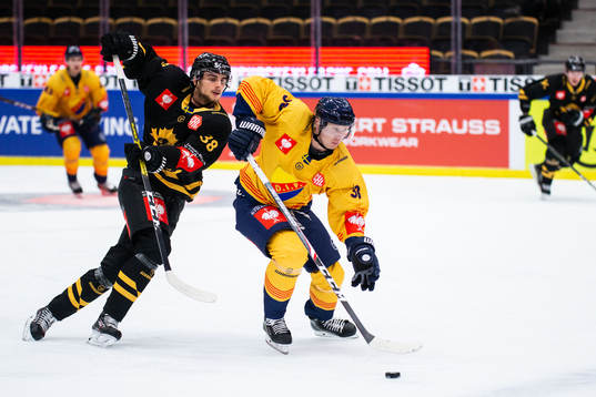 Olle Alsing of Djurgården and Jacob Olofsson of Skellefteå