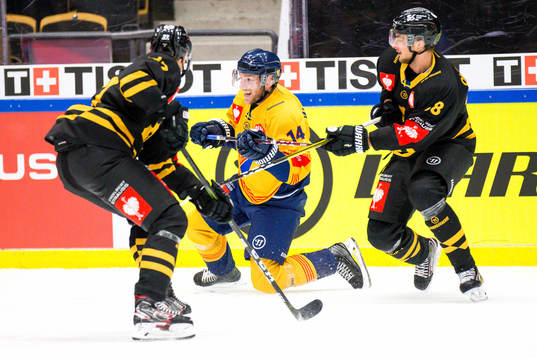 Jacob Olofsson of Skellefteå and Tom Wandell  of