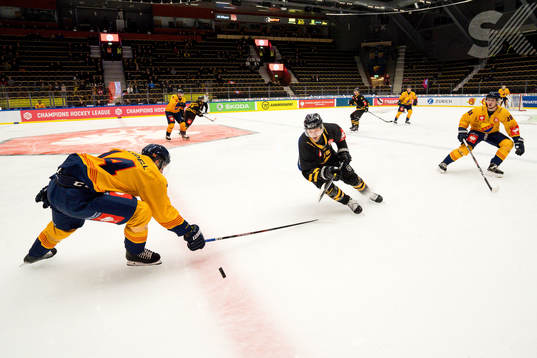 Oscar Möller of Skellefteå and Tom Wandell  of Djurgården