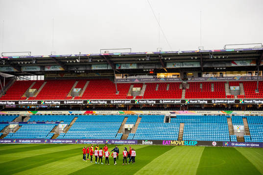 Players of Norway gather in a circle