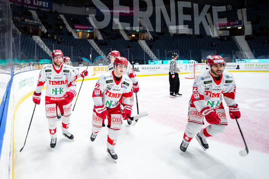 Timrås Jeremy Boyce-Rotevall jublar med lagkamrater