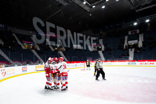 Timrås Jeremy Boyce-Rotevall jublar med lagkamrater