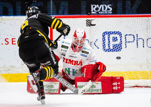 s Henrik Rommel reducerar till 1-3 bakom Timrås målvakt