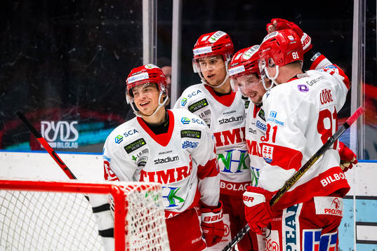 Timrås Jonathan Dahlén jublar med lagkamrater