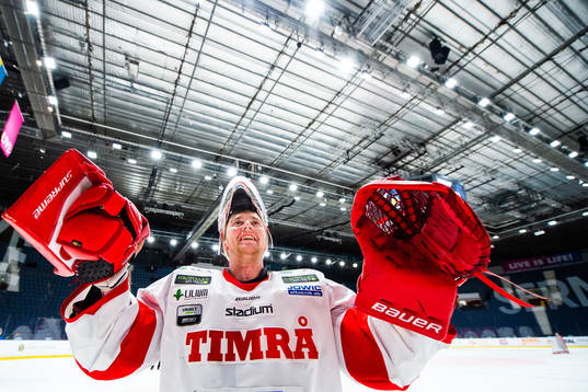 Timrås målvakt Victor Brattström jublar