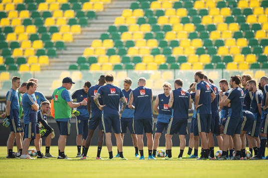 Head coach Janne Andersson and players of the Swedish