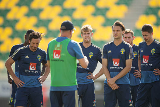 Head coach Janne Andersson in front of Gustav Svensson,