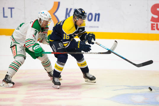s Filip Sandberg i kamp om pucken