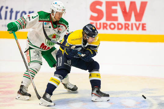 s Filip Sandberg i kamp om pucken