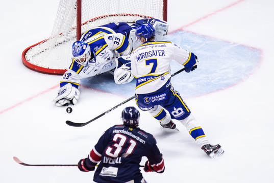 Leksands målvakt Axel Brage med en räddning
