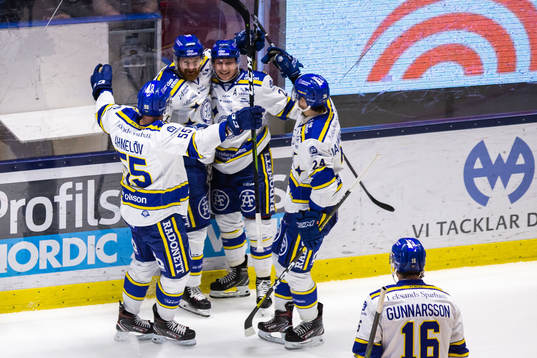 Leksands Mattias Ritola jublar med lagkamrater